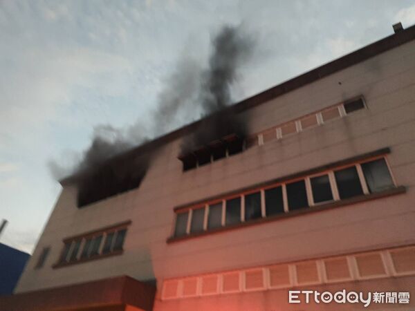 台南市柳營區工一路工廠火災。（圖／記者林東良翻攝）