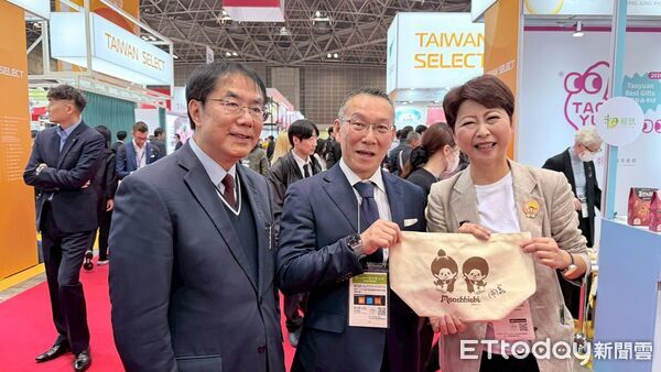 ▲台南市長黃偉哲於東京食品展出席「台灣農水產物館」開幕，並見證台南芒果日本通路合作簽署。（記者林東良翻攝，下同）