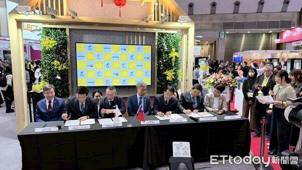 ▲台南市長黃偉哲於東京食品展出席「台灣農水產物館」開幕，並見證台南芒果日本通路合作簽署。（記者林東良翻攝，下同）
