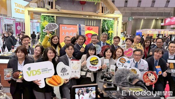 ▲台南市長黃偉哲於東京食品展出席「台灣農水產物館」開幕，並見證台南芒果日本通路合作簽署。（記者林東良翻攝，下同）