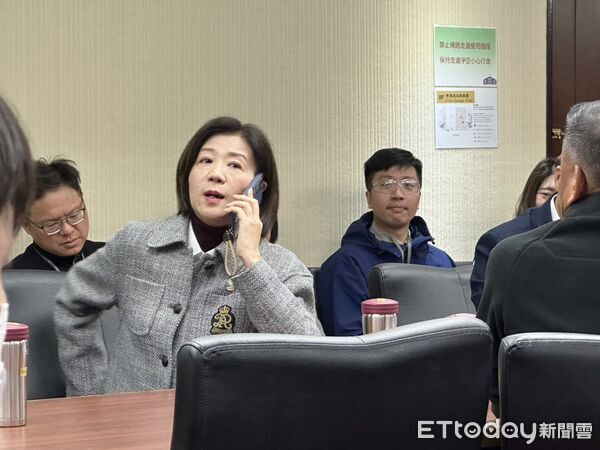 ▲▼國民黨立委王育敏衛環委員會前打給民進黨立委蔡其昌。（圖／記者詹詠淇攝）