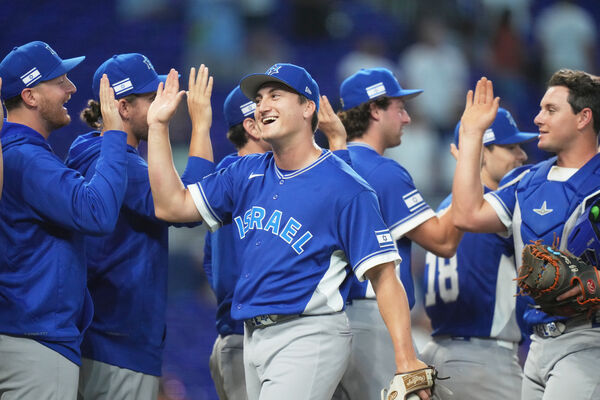 ▲以色列投手西蒙（Ben Simon，中）在比賽結束後與隊友擊掌慶祝。以色列在世界棒球經典賽擊敗荷蘭。（圖／達志影像／美聯社）