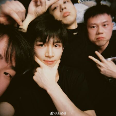 ▲▼王星越深夜突上傳半裸唱歌影片，引發陸網熱議。（圖／翻攝自微博）