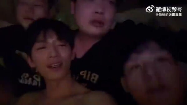 ▲▼王星越深夜突上傳半裸唱歌影片，引發陸網熱議。（圖／翻攝自微博）