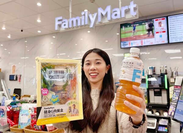 ▲▼全家延續「早點來全家」餐餐超值配的成功模式，將優惠從早餐擴大至午、晚餐時段，推出「全家超級配」，主餐搭飲料百元有找。（圖／業者提供）