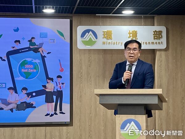 ▲▼由環境部與教育部合作推出的高中生首部氣候變遷課正式上線，學生通過測驗可拿到「雙部長證明」，並用於學習歷程檔案。（圖／記者許敏溶攝）
