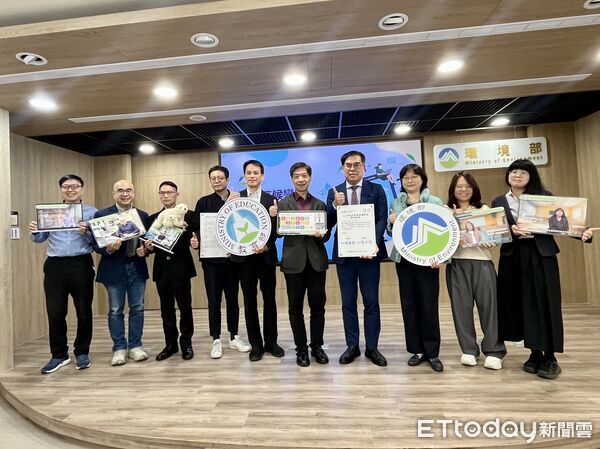 ▲▼由環境部與教育部合作推出的高中生首部氣候變遷課正式上線，學生通過測驗可拿到「雙部長證明」，並用於學習歷程檔案。（圖／記者許敏溶攝）
