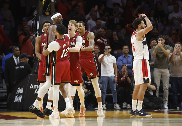 ▲NBA熱火阿德巴約單場轟83分，與總教練、隊友歡喜慶賀。（圖／路透）