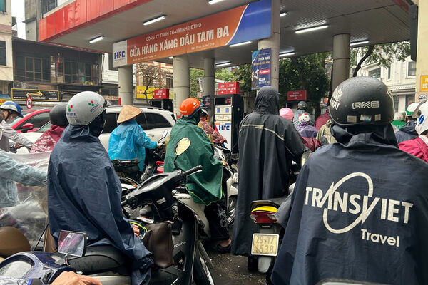 ▲▼中東戰爭，中東戰火，美伊衝突，3月9日越南河內的加油站出現排隊人龍。（圖／達志影像／美聯社）