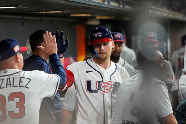 ▲經典賽美國隊，游擊手韓德森（Gunnar Henderson）在6局擊出全壘打後慶祝。（圖／達志影像／美聯社）