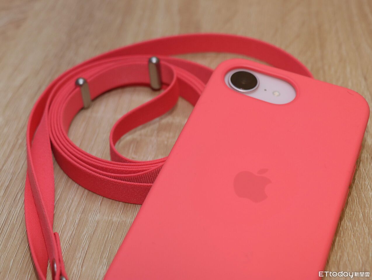 ▲▼       iPhone 17e,iPhone17e,17e,蘋果      。（圖／記者蘇晟彥攝）