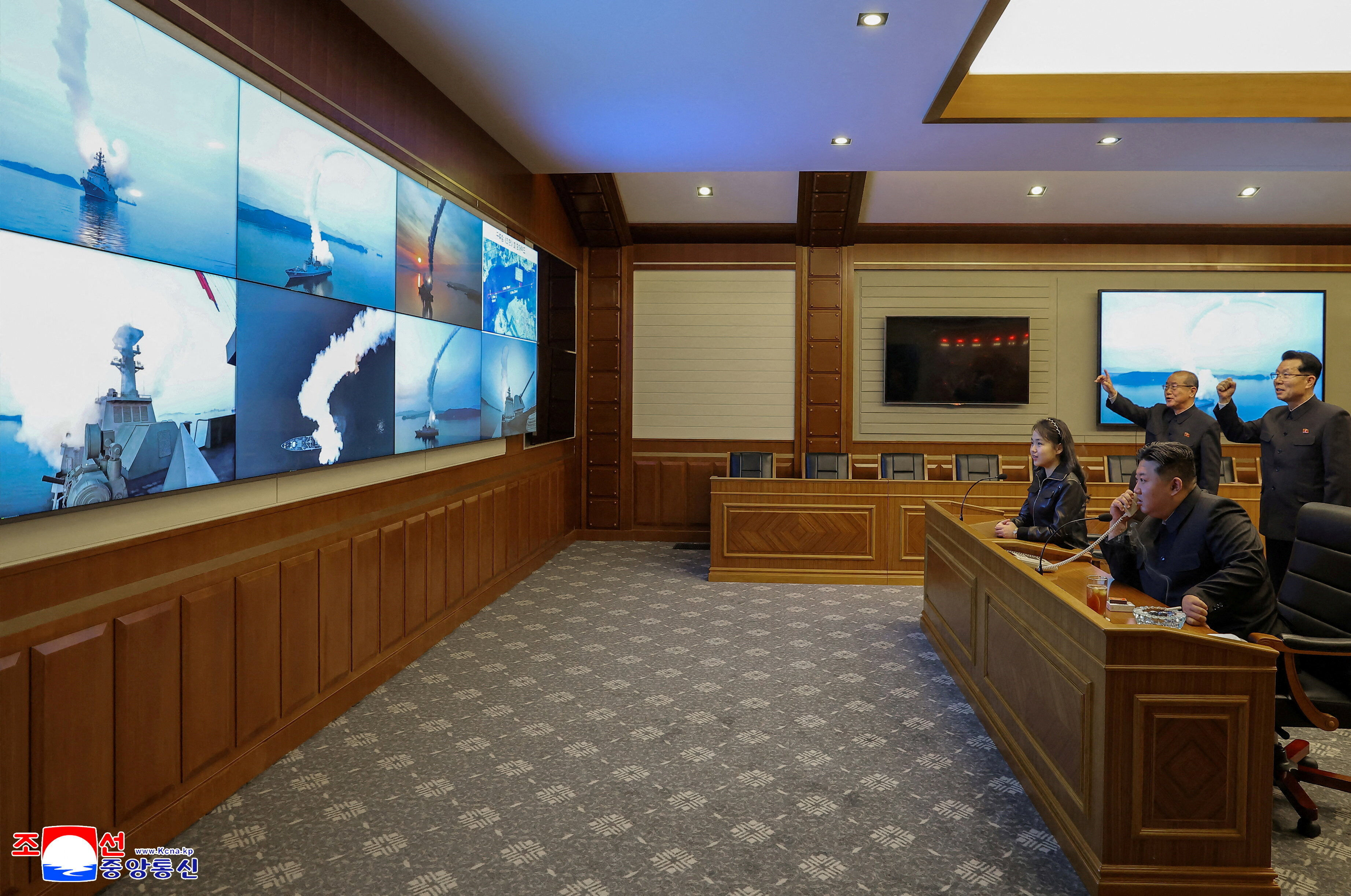 ▲▼金正恩、金主愛坐在指揮中心以視訊指導新型驅逐艦「崔賢號」試射戰略巡弋飛彈。（圖／路透）
