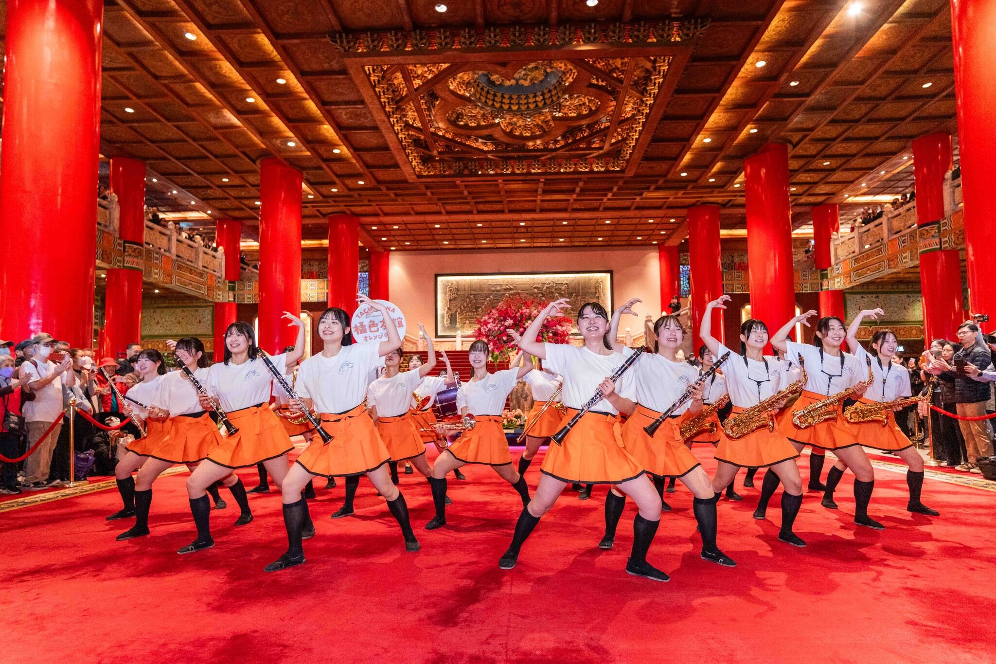 ▲▼「橘色惡魔」121期身穿自行設計的團服，在圓山飯店快閃演出。（圖／文化總會）