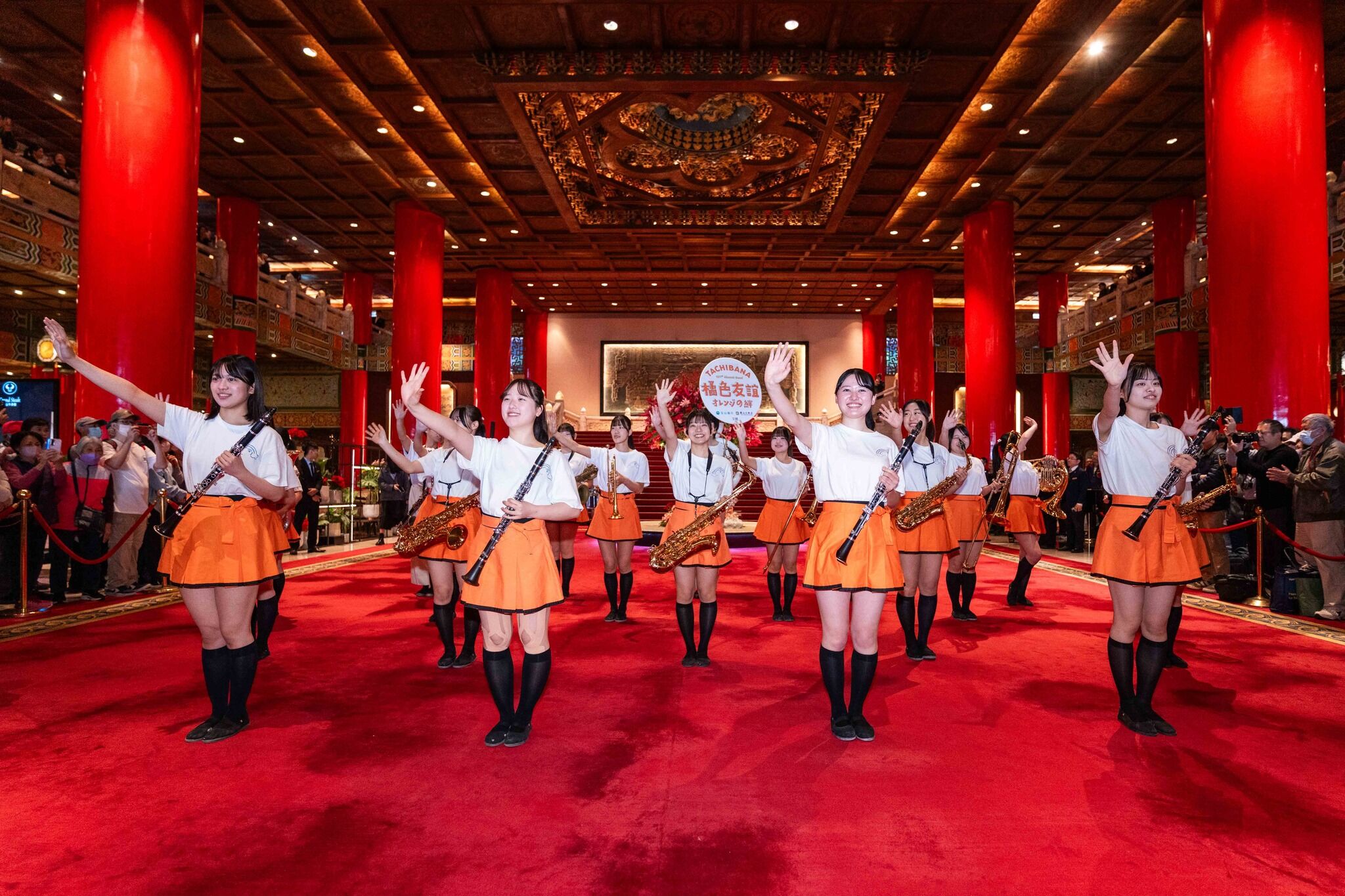 ▲▼「橘色惡魔」121期身穿自行設計的團服，在圓山飯店快閃演出。（圖／文化總會）