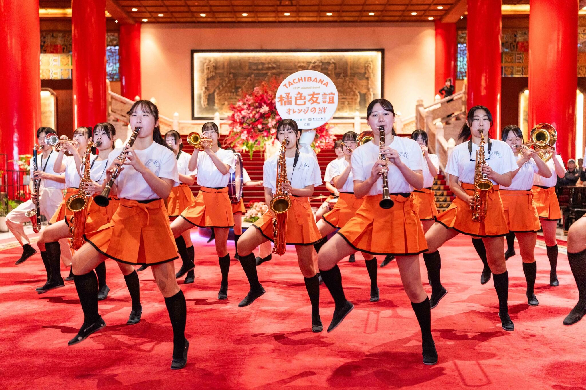 ▲▼「橘色惡魔」121期身穿自行設計的團服，在圓山飯店快閃演出。（圖／文化總會）