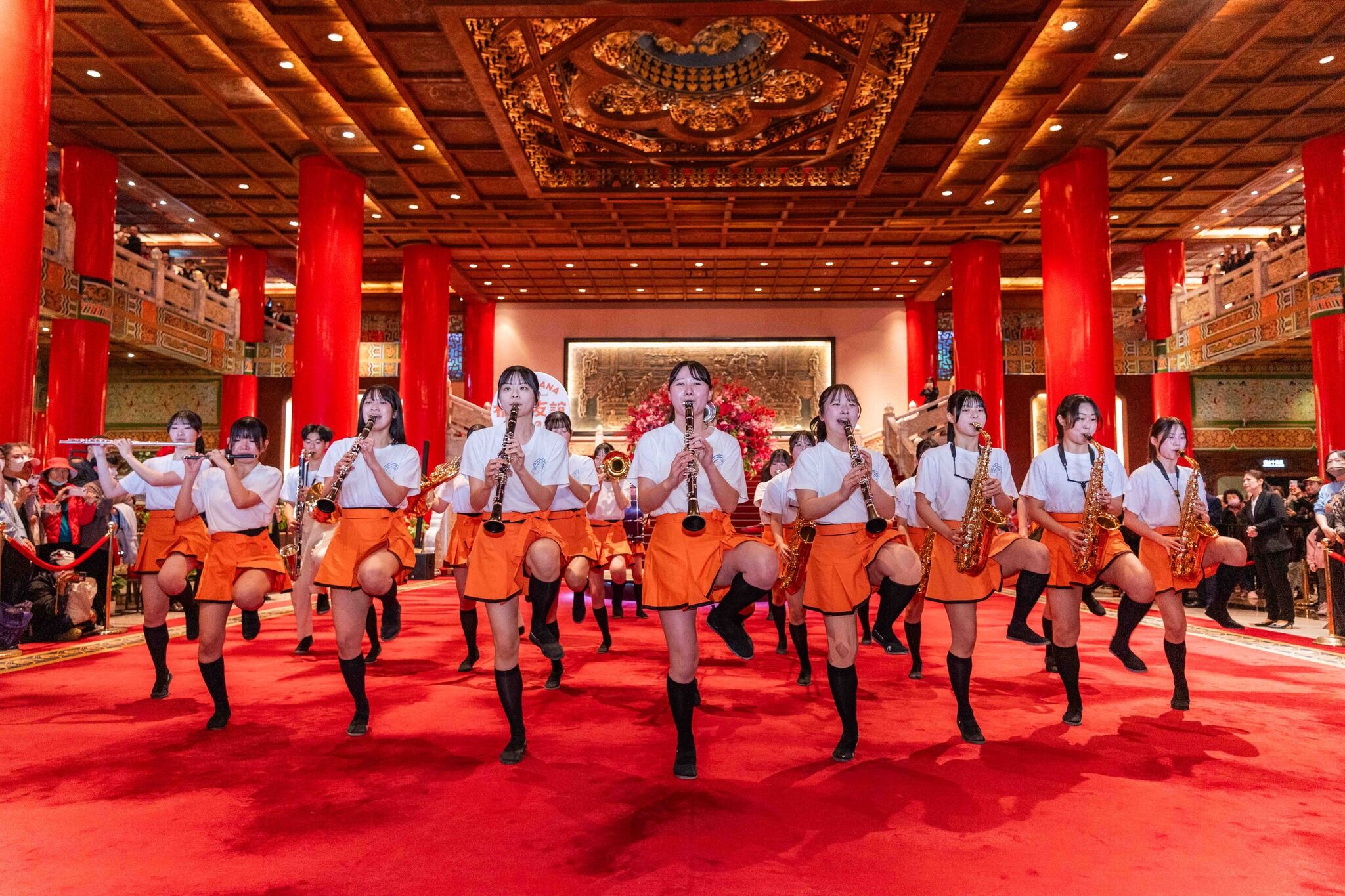 ▲▼「橘色惡魔」121期身穿自行設計的團服，在圓山飯店快閃演出。（圖／文化總會）