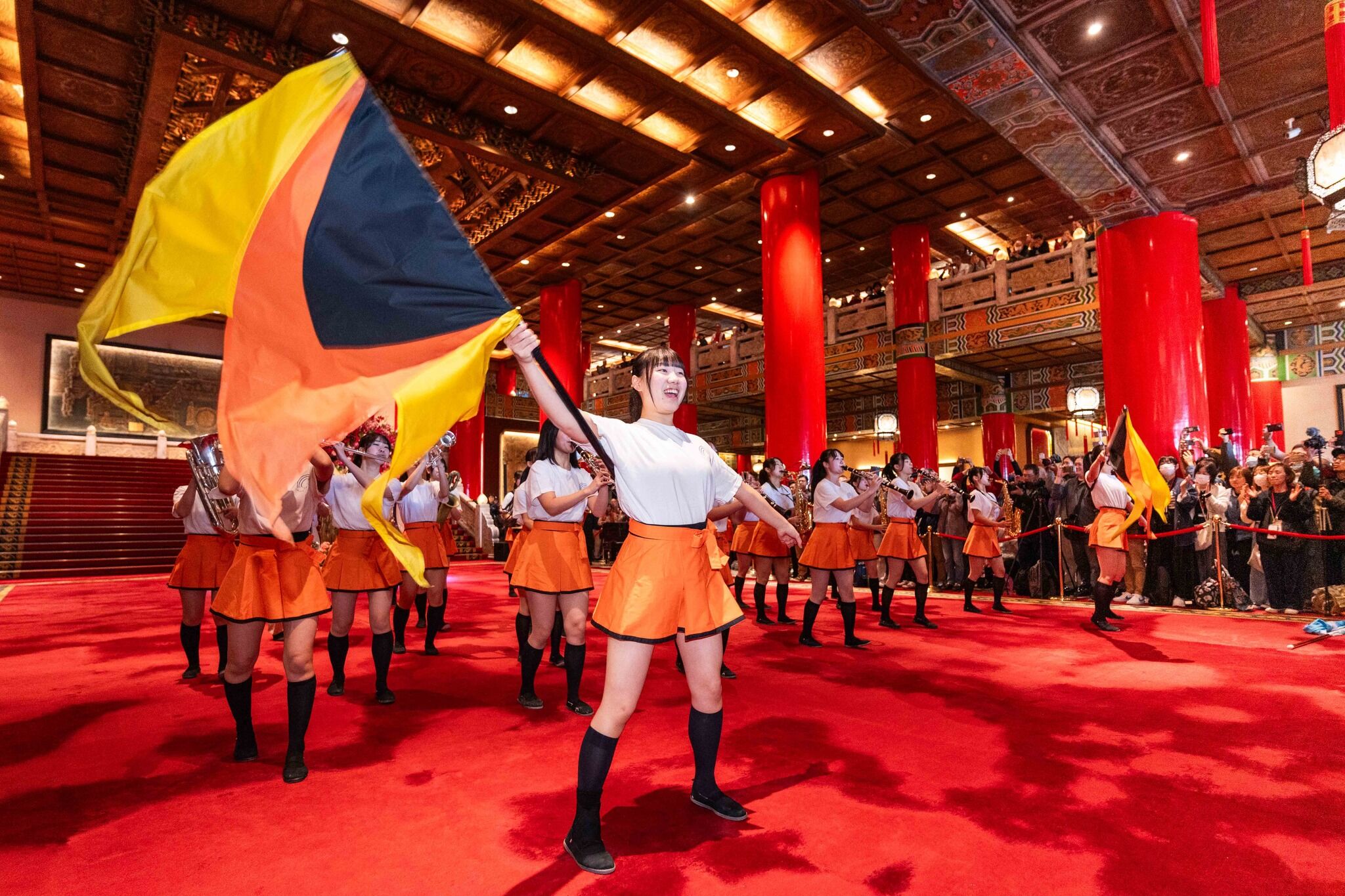 ▲▼「橘色惡魔」121期身穿自行設計的團服，在圓山飯店快閃演出。（圖／文化總會）