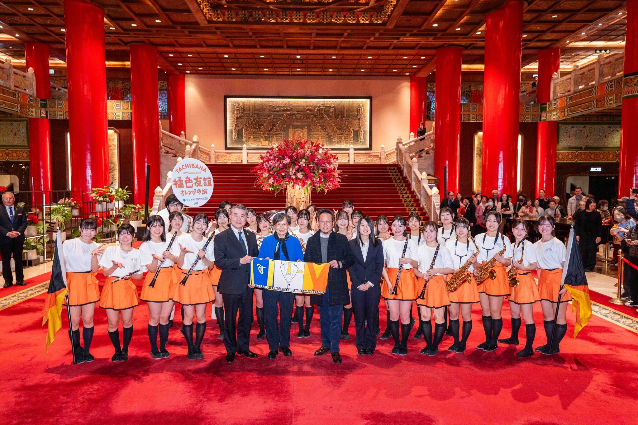 ▲▼「橘色惡魔」121期身穿自行設計的團服，在圓山飯店快閃演出。（圖／文化總會）