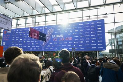 台灣精品雙巨幕廣告震撼德國工業電腦展　展現我磅礡科技實力