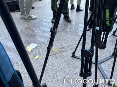 直擊／控球走鐘！游智彬衝民進黨砸蛋　大暴投K記者遭警架走
