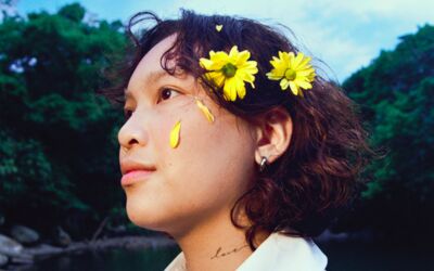 女星揪打「枕頭大戰」！　歌迷掛彩脫臼「第一反應」她嚇傻