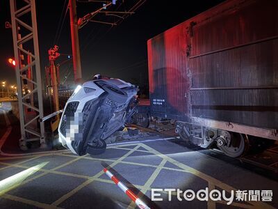 快訊／苗栗轎車違規闖平交道　遭貨運火車猛撞側翻