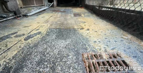 ▲▼             基隆廟口夜市旁的巷弄，滿地油汙影響民眾通行。（圖／記者郭世賢翻攝，下同）