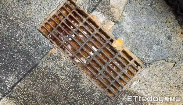 ▲▼             基隆廟口夜市旁的巷弄，滿地油汙影響民眾通行。（圖／記者郭世賢翻攝，下同）