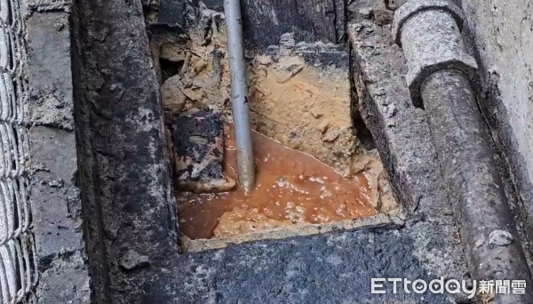 ▲▼             基隆廟口夜市旁的巷弄，滿地油汙影響民眾通行。（圖／記者郭世賢翻攝，下同）