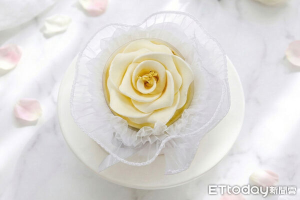 ▲▼BAC推出3.5吋「愛戀花束手工玫瑰蛋糕」。（圖／BAC提供）