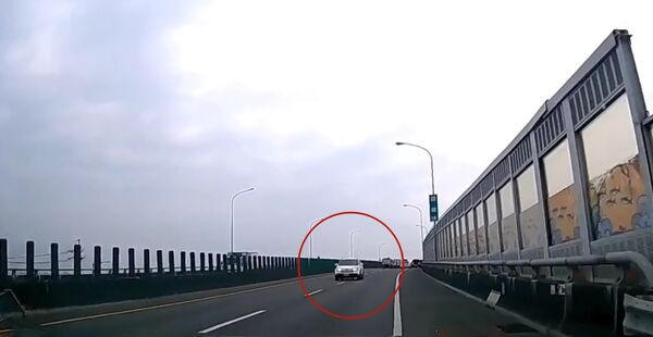▲網路流傳台86快速道路出現自小客車逆向行駛畫面，引發民眾關注。（圖／翻攝自threadslmpreza66）