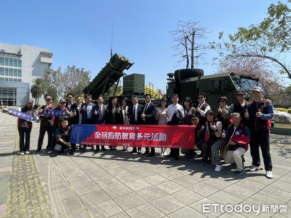 ▲嘉南藥理大學60週年校慶嘉年華登場，現場展出愛國者三型飛彈等軍事裝備。（記者林東良翻攝，下同）
