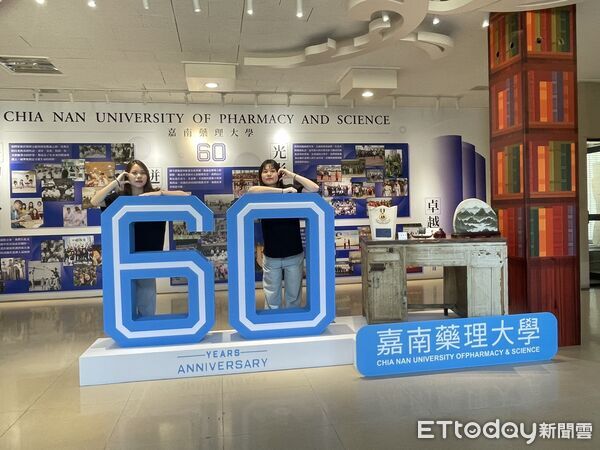▲嘉南藥理大學60週年校慶嘉年華登場，現場展出愛國者三型飛彈等軍事裝備。（記者林東良翻攝，下同）