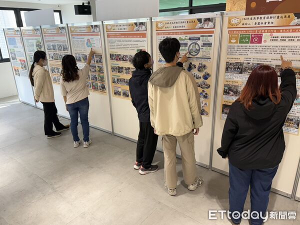 ▲嘉南藥理大學60週年校慶嘉年華登場，現場展出愛國者三型飛彈等軍事裝備。（記者林東良翻攝，下同）