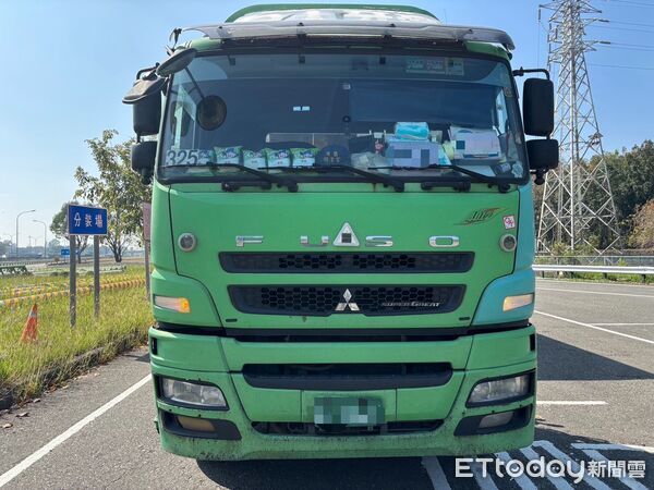 ▲▼國道1號南向高科路段今日上午，一輛聯結車疑似變換車道不當，導致後方２輛自小客車閃避不及發生翻覆。（圖／記者吳世龍翻攝）