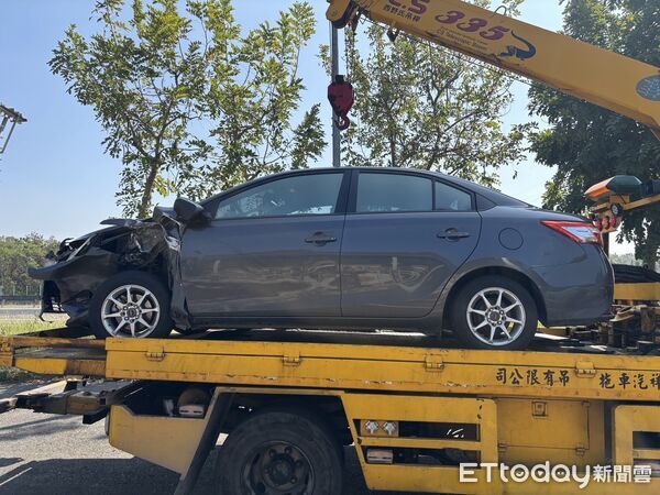 ▲▼國道1號南向高科路段今日上午，一輛聯結車疑似變換車道不當，導致後方２輛自小客車閃避不及發生翻覆。（圖／記者吳世龍翻攝）