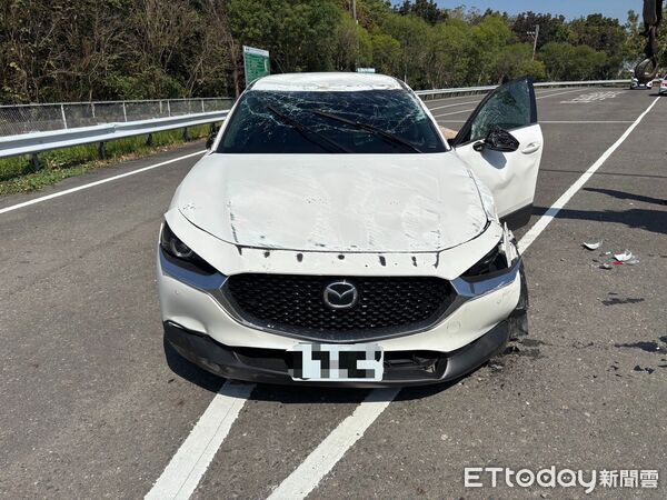 ▲▼國道1號南向高科路段今日上午，一輛聯結車疑似變換車道不當，導致後方２輛自小客車閃避不及發生翻覆。（圖／記者吳世龍翻攝）