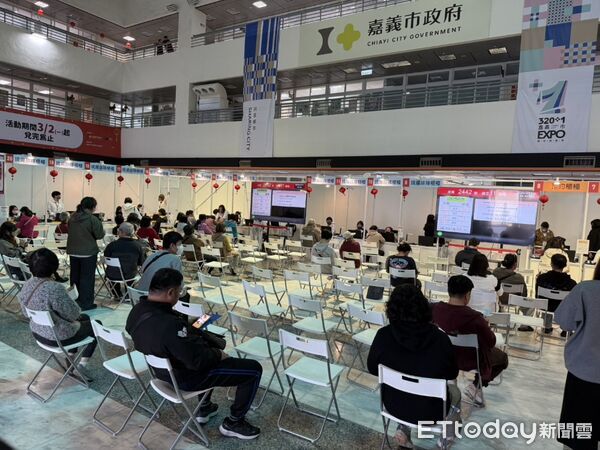 ▲▼從「凌晨排隊」到「椅子比人多」 嘉義市千萬振興券兌換熱度驟降  。（圖／記者翁伊森攝）
