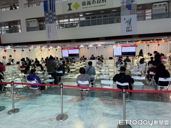 ▲▼從「凌晨排隊」到「椅子比人多」 嘉義市千萬振興券兌換熱度驟降  。（圖／記者翁伊森攝）