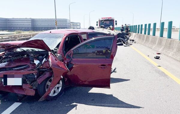 ▲台61線西濱快速道路蘆竹段今天中午發生紅色自小客車逆向誤闖，導致與白色自小客車發生對撞，圖為肇事紅色轎車。（圖／蘆竹警分局提供）