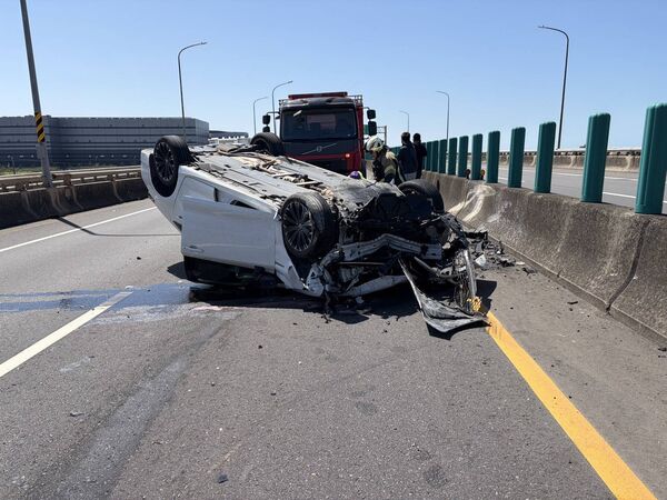 ▲台61線西濱快速道路蘆竹段今天中午發生紅色自小客車逆向誤闖，導致與白色自小客車發生對撞，造成白車翻覆。（圖／蘆竹警分局提供）