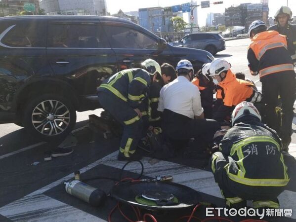 ▲▼             台北市南港區南港路、經貿一路交叉路口機車、自小客發生碰撞，騎士命危搶救中。（圖／記者黃彥傑翻攝）