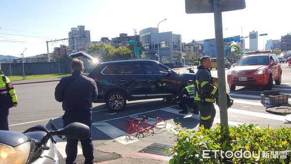 ▲▼             台北市南港區南港路、經貿一路交叉路口機車、自小客發生碰撞，騎士命危搶救中。（圖／記者黃彥傑攝，下同）
