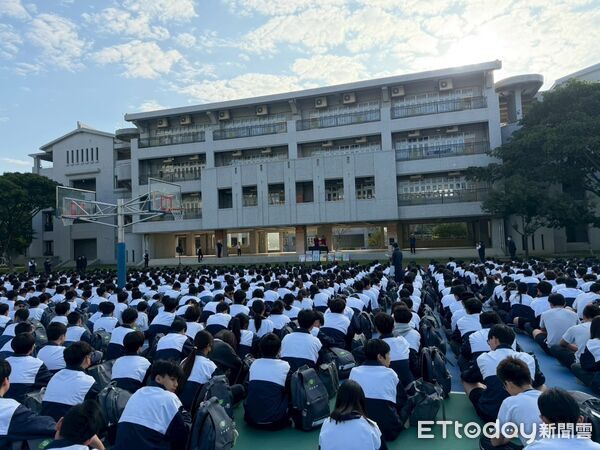 ▲南消六大隊安平消防隊前進慈濟高中舉辦防火防災宣導活動，透過互動方式提升學生防災觀念。（記者林東良翻攝，下同）