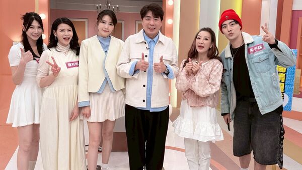 ▲ 劉心語(左起)、蘿莉塔、嚴立婷、梁赫群、楊繡惠 跟朱宇謀。（圖／民視提供）