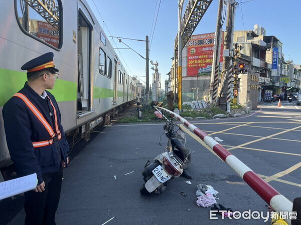 ▲▼台鐵鳳鳴平交道發生區間車撞上機車死傷事故。（圖／讀者提供）
