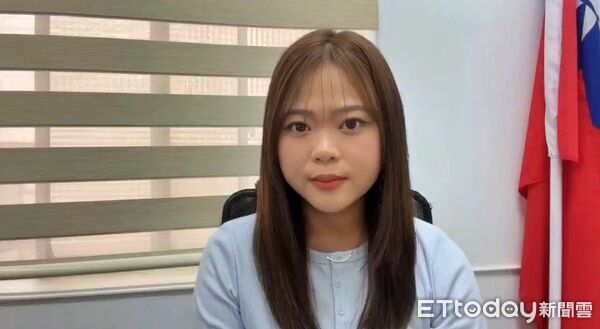 ▲基隆廟口夜市巷弄滿地油汙，基隆市府副發言人鍾明。（圖／記者郭世賢翻攝）