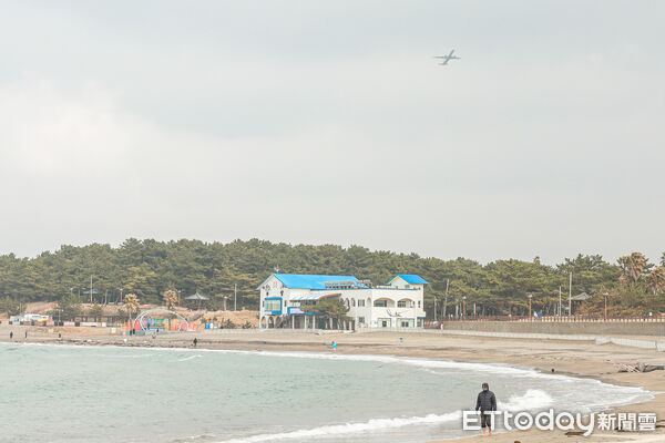▲▼韓國濟州梨湖海水浴場，梨湖木筏海邊，梨湖小馬燈塔，梨湖紅白馬燈塔。（圖／記者蔡玟君攝）