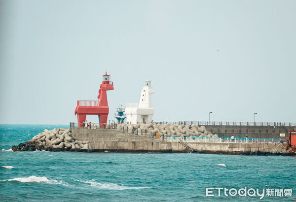 ▲▼韓國濟州梨湖海水浴場，梨湖木筏海邊，梨湖小馬燈塔，梨湖紅白馬燈塔。（圖／記者蔡玟君攝）