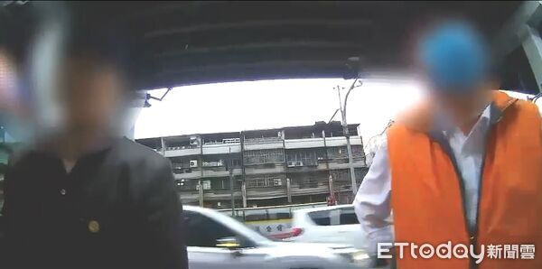 ▲楊男以腳踏車攔下公車，前議員金介壽下車協調遭車鎖敲頭。（圖／記者陸運陞翻攝）